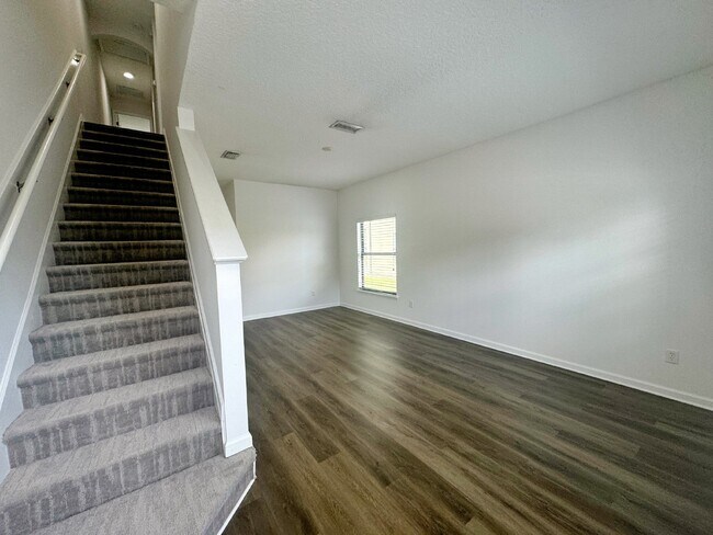 Building Photo - 3BR/2.5BA Paloma Townhome. Bright & Comfortable!