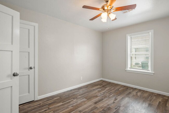 Building Photo - Babb Dr Duplex