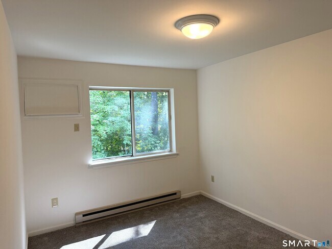 Building Photo - 28 Rose Ln