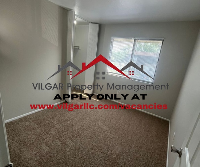 Building Photo - Spacious 3 Bed / 1.5 Bath Town-Home in Mer...
