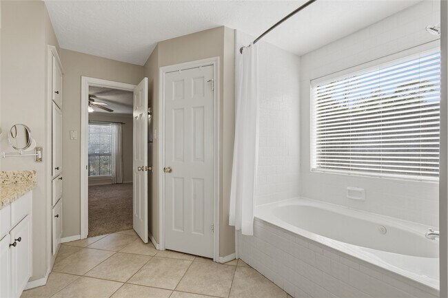 Building Photo - 3823 Village Oaks Dr