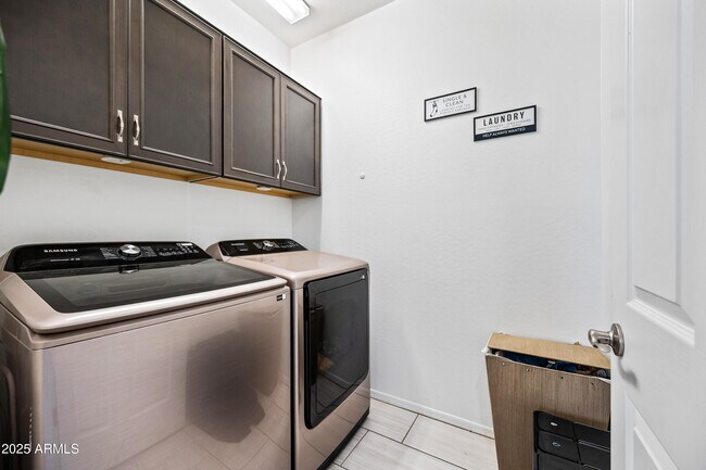 Building Photo - 10829 W Hadley St