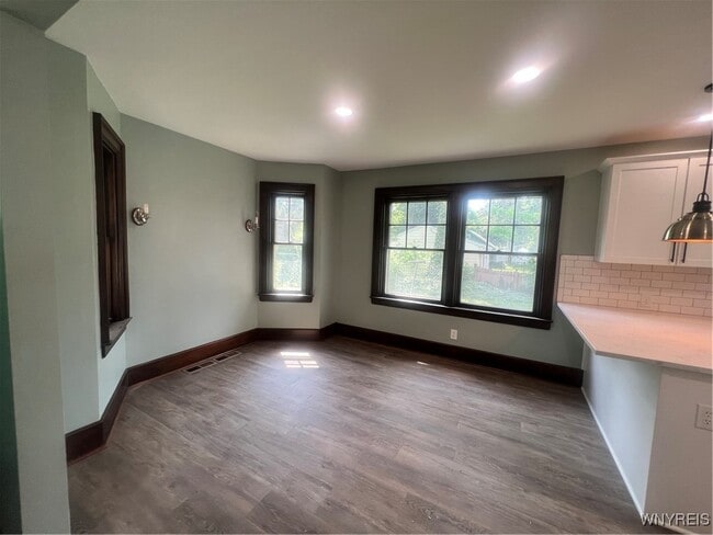 Building Photo - 909 James Ave