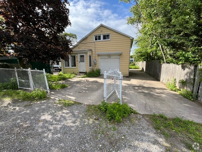 Building Photo - 53 Montauk St