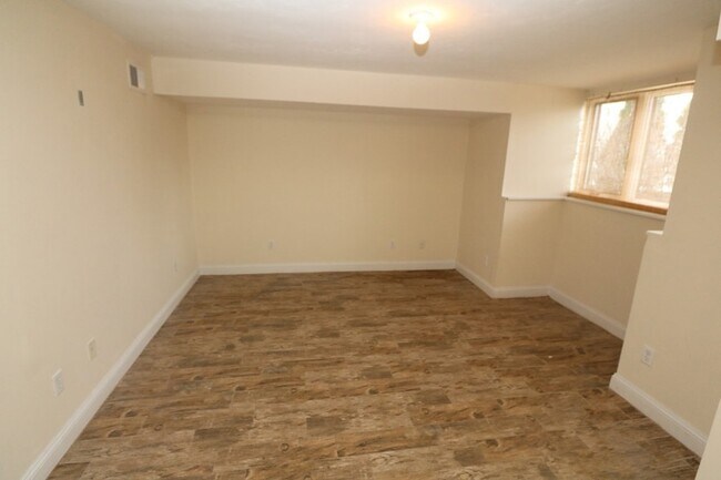 Building Photo - 143 Grovers Ave
