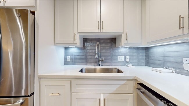 Building Photo - 1410 Hyde Park Blvd