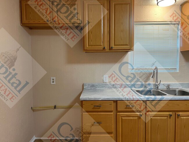 Building Photo - Charming 3 Bedroom