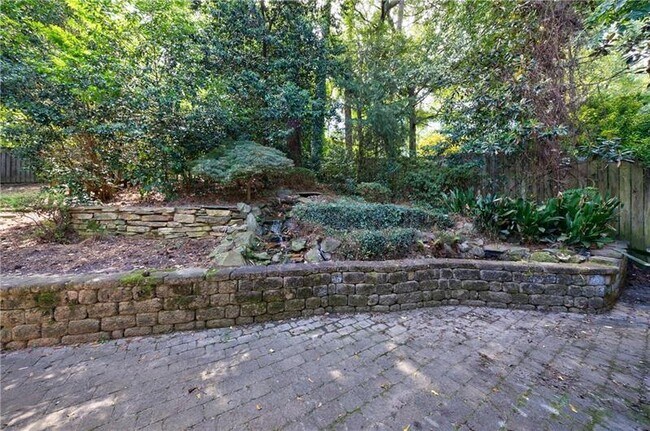 Building Photo - 2311 Pembrook Pl NE