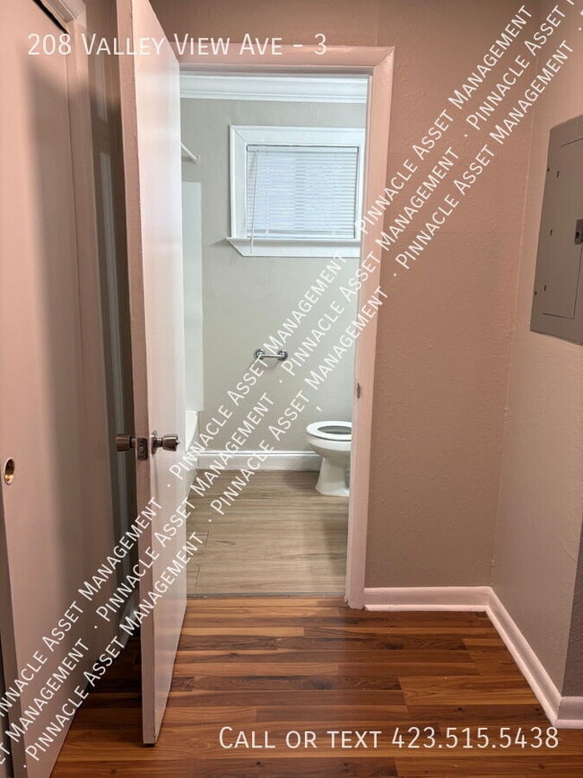 Building Photo - 208 Valley View Ave