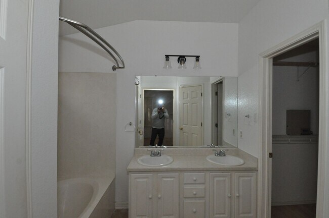 Building Photo - Great Location! All appliances included!