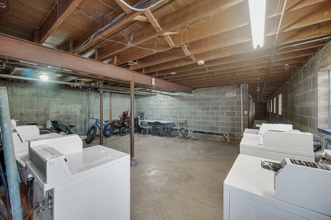 Building Photo - 7019 N Ridge Blvd