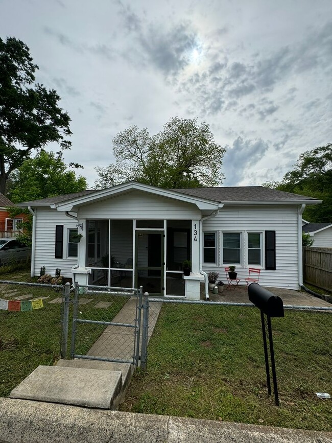Building Photo - Updated 3bed/2bath House with Older Charm!