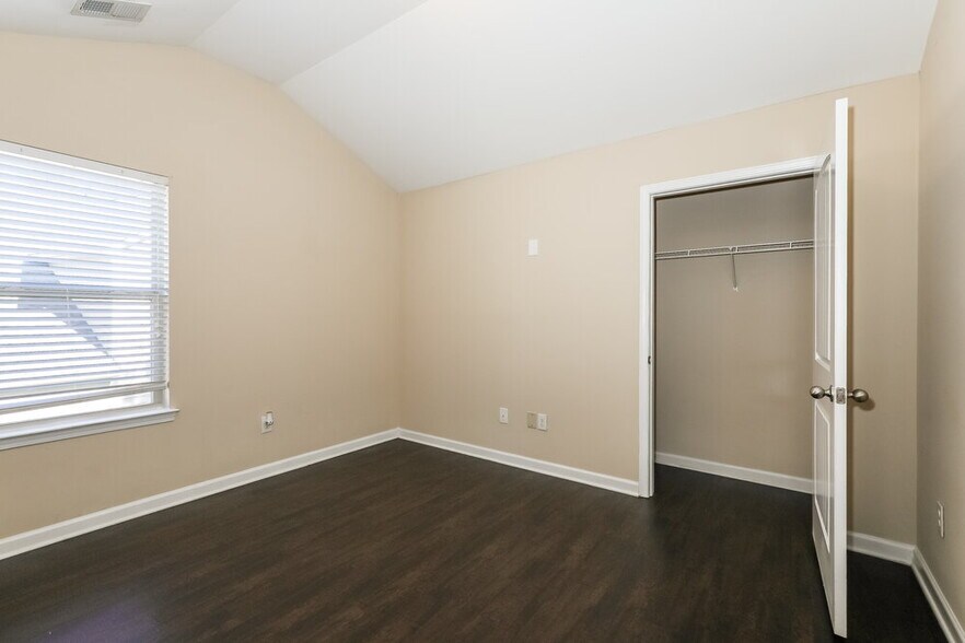 Building Photo - 705 Yukon Way