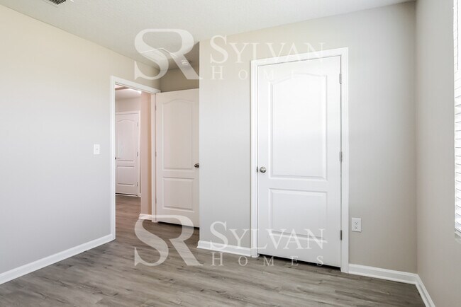 Building Photo - Move-in ready for new residents!