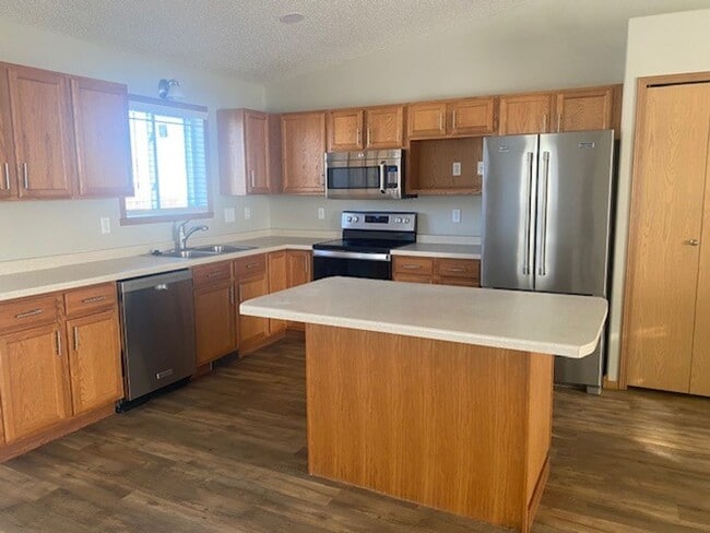 Building Photo - Comfortable 4 Bedroom with Garage & Fenced Yard for Rent!