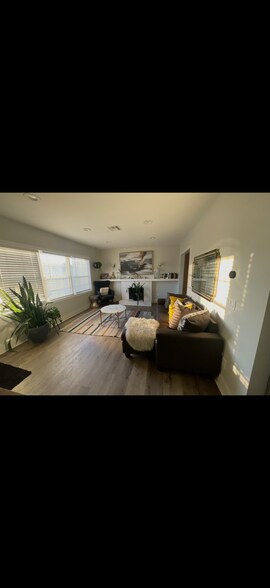 Building Photo - 4400 Boyar Ave