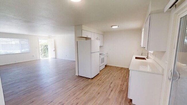 Building Photo - Amazing 2 Bedroom Single-level Duplex w/ A...