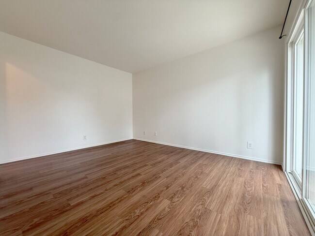 Building Photo - Rare Surfside One Bed Condo with Two Car G...