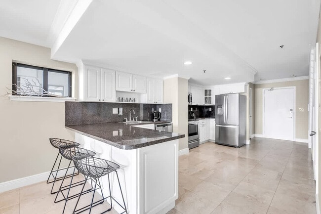 Building Photo - 6345 Collins Ave