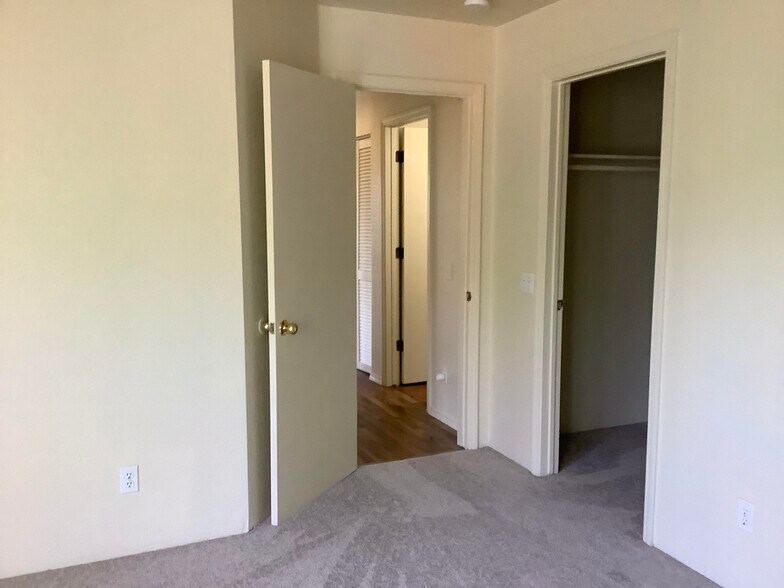 Building Photo - 604 N Bagby Dr