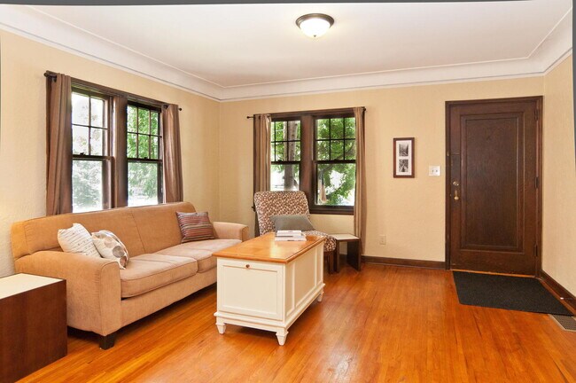 Building Photo - Spacious 3-Bedroom Duplex with Garage and 2 bathrooms in Minneapolis!