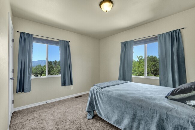 Building Photo - Updated end-unit townhouse for rent!
