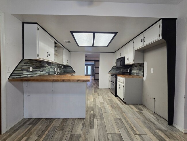 Building Photo - 4 bedroom 2 bath home in Seminole!