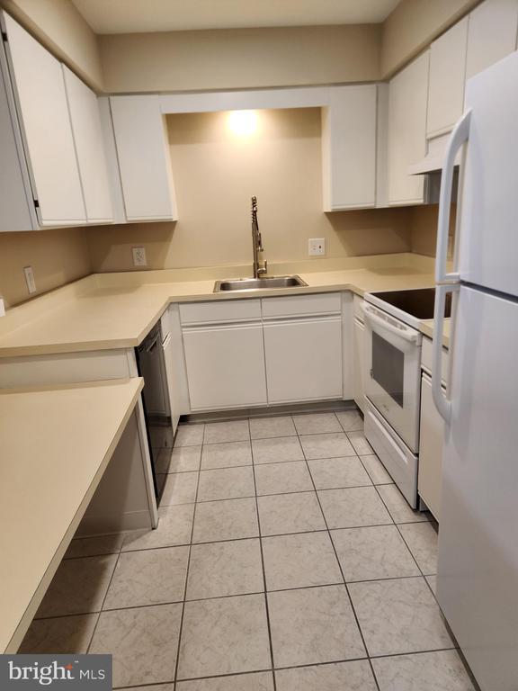 Building Photo - 5 Summit Ct