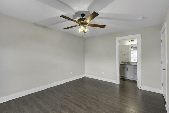 Building Photo - Modern 2BD, 2.5BA Townhouse with Large Loft in Travelers Rest
