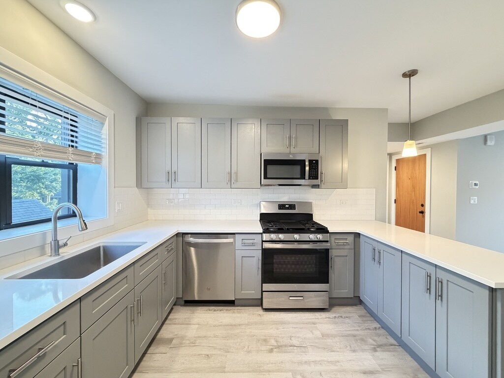 Building Photo - 1240 Oak Ave