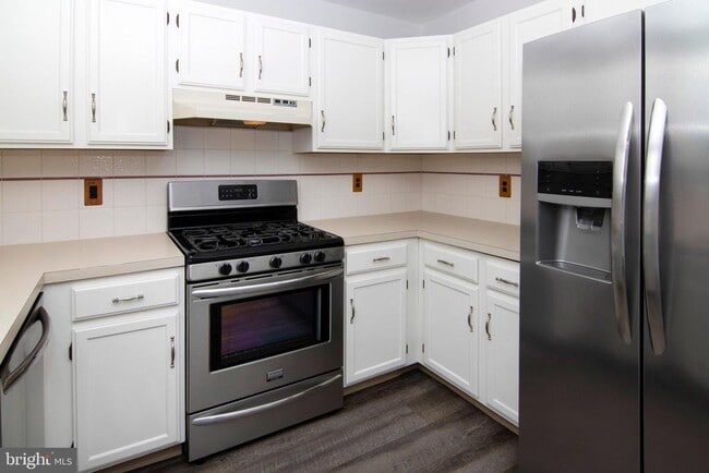 Building Photo - 1010 Hillsboro Ct