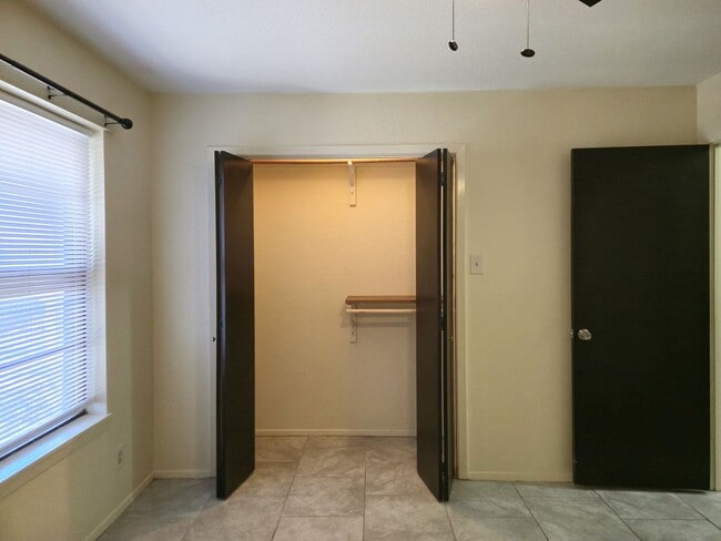 Building Photo - Chapel Road Area Duplex