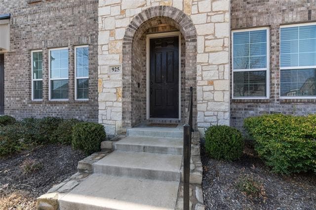 Building Photo - 925 Utica Dr