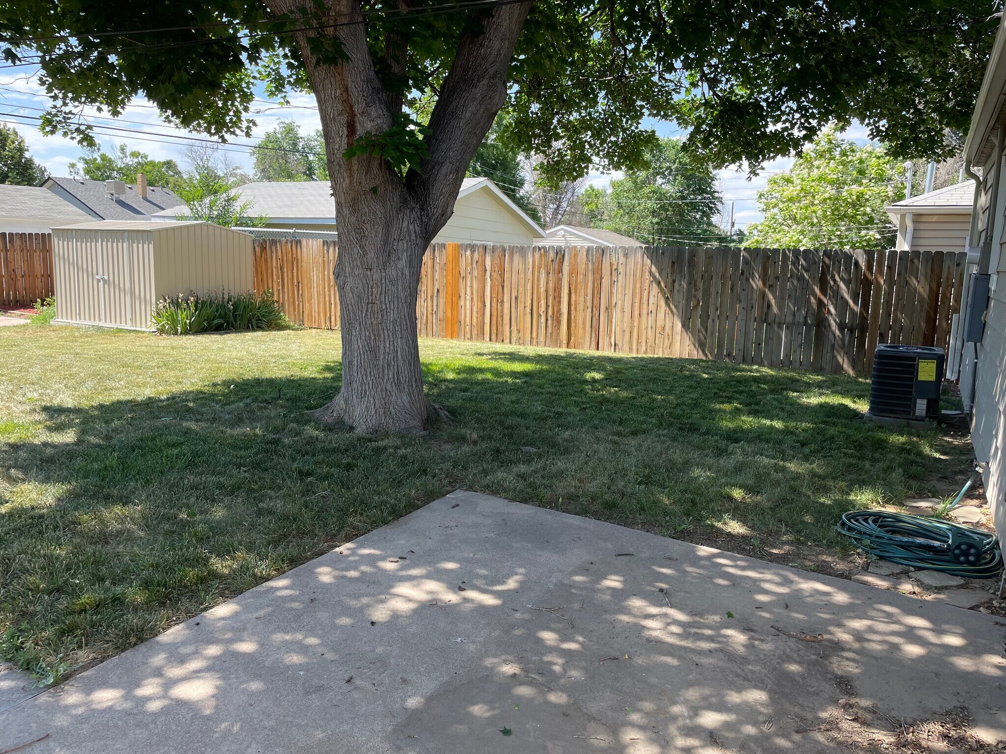 Metal shed to keep tools & bikes - 1335 Dallas St