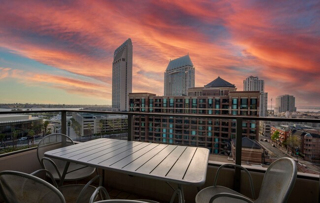 Building Photo - Furnished condo in the heart of San Diego ...