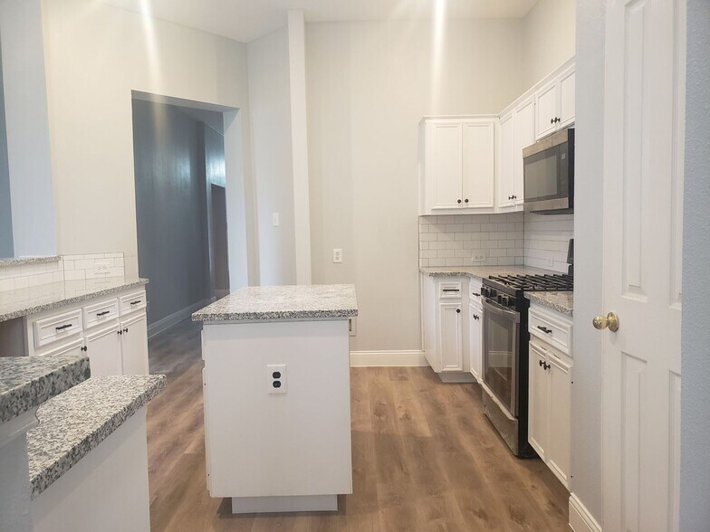 Building Photo - 3822 Newland Dr