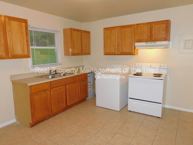 Building Photo - 2405 E Florida St