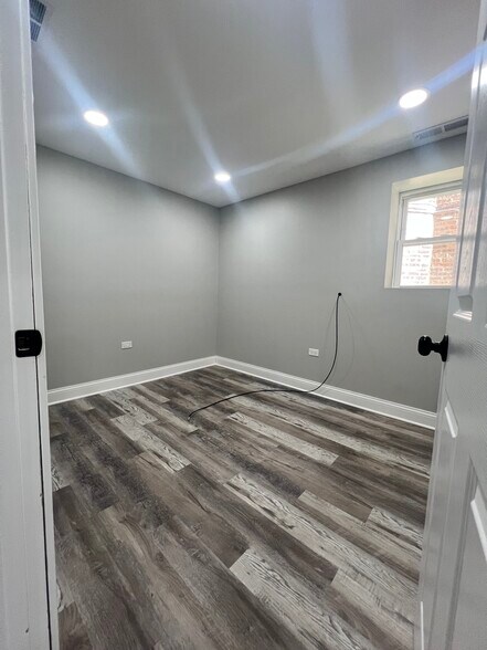 Building Photo - 3748 W Windsor Ave