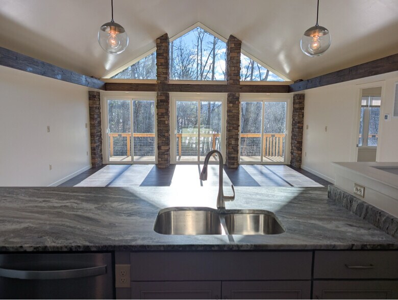 Building Photo - 515 Lakeview Dr