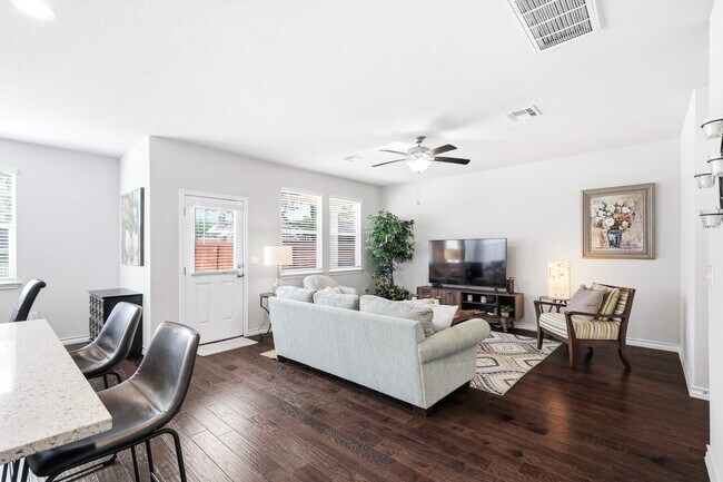 Building Photo - 5602 Chestnut Xing