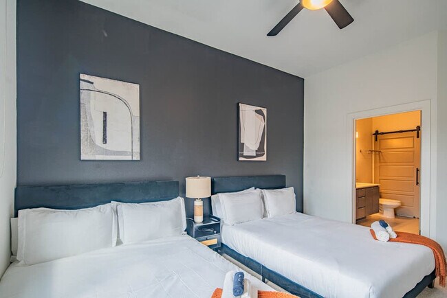 Building Photo - 15501 N Dial Blvd