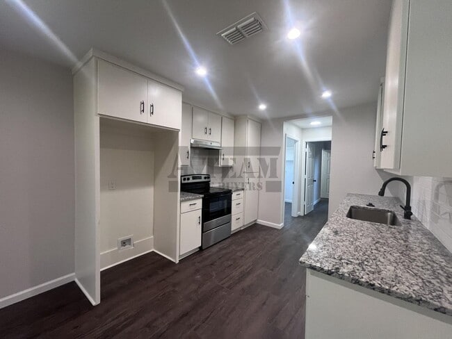 Building Photo - Beautifully updated 3-bedroom, 2-bath home