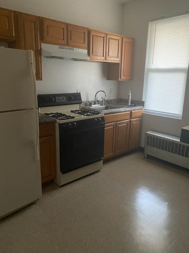 Building Photo - Spacious Rooms! W/D! Available Now!
