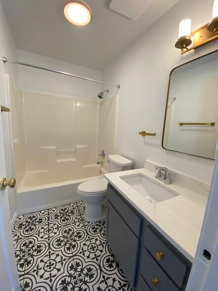 Primary en-suite bathrrom - 5023 Northeast 11th Avenue