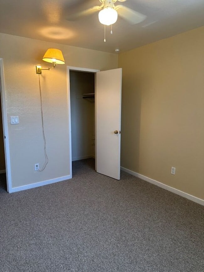 Building Photo - 4 Bed, 21/2 Bath Split level single family...