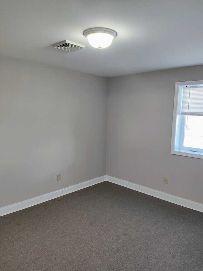 Building Photo - 13 E State St