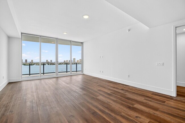 Building Photo - 220 Lake Shore Dr