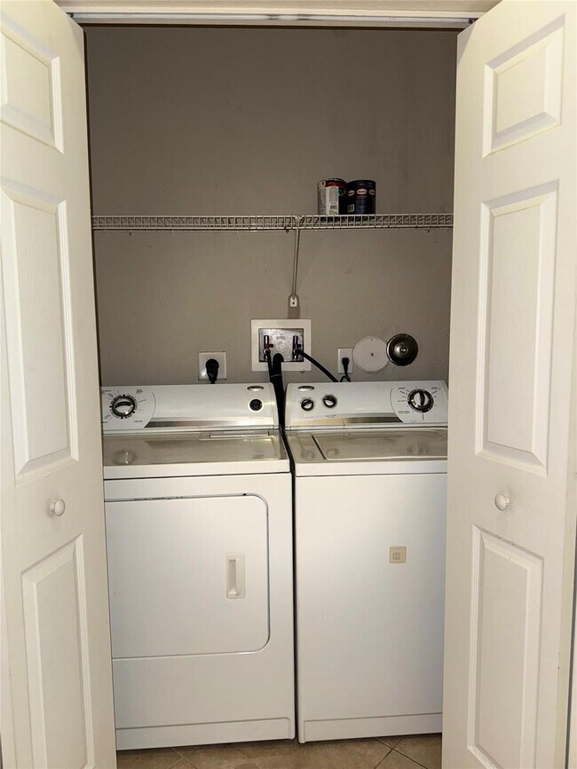 Building Photo - 9073 Plymouth Pl