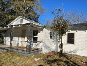 Building Photo - Freshly Remodeled 4 Bed