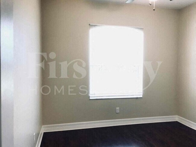 Building Photo - 1215 Dodwin St E